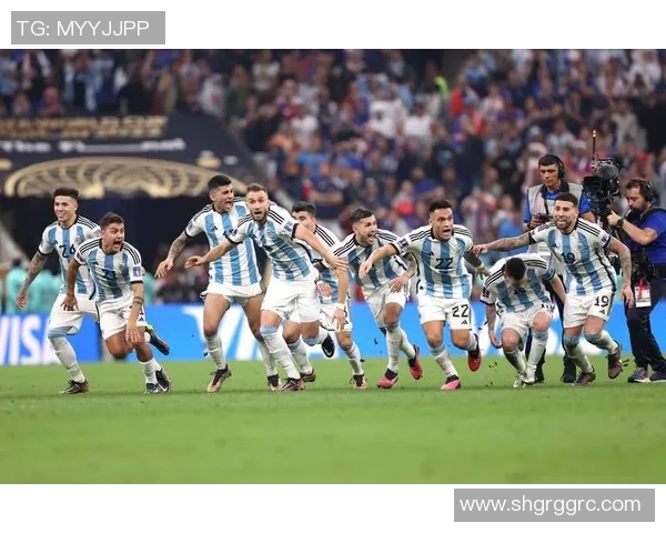 震撼球迷视觉盛宴巨型海报呈现绿茵传奇足球巨星风采